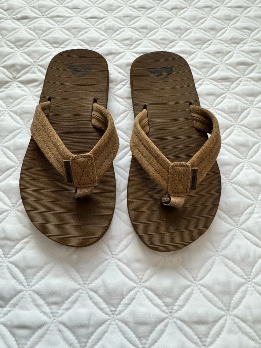 NWOT Quiksilver Carver Suede Core Tan Brown Youth Flip Flop Sandals Size 5